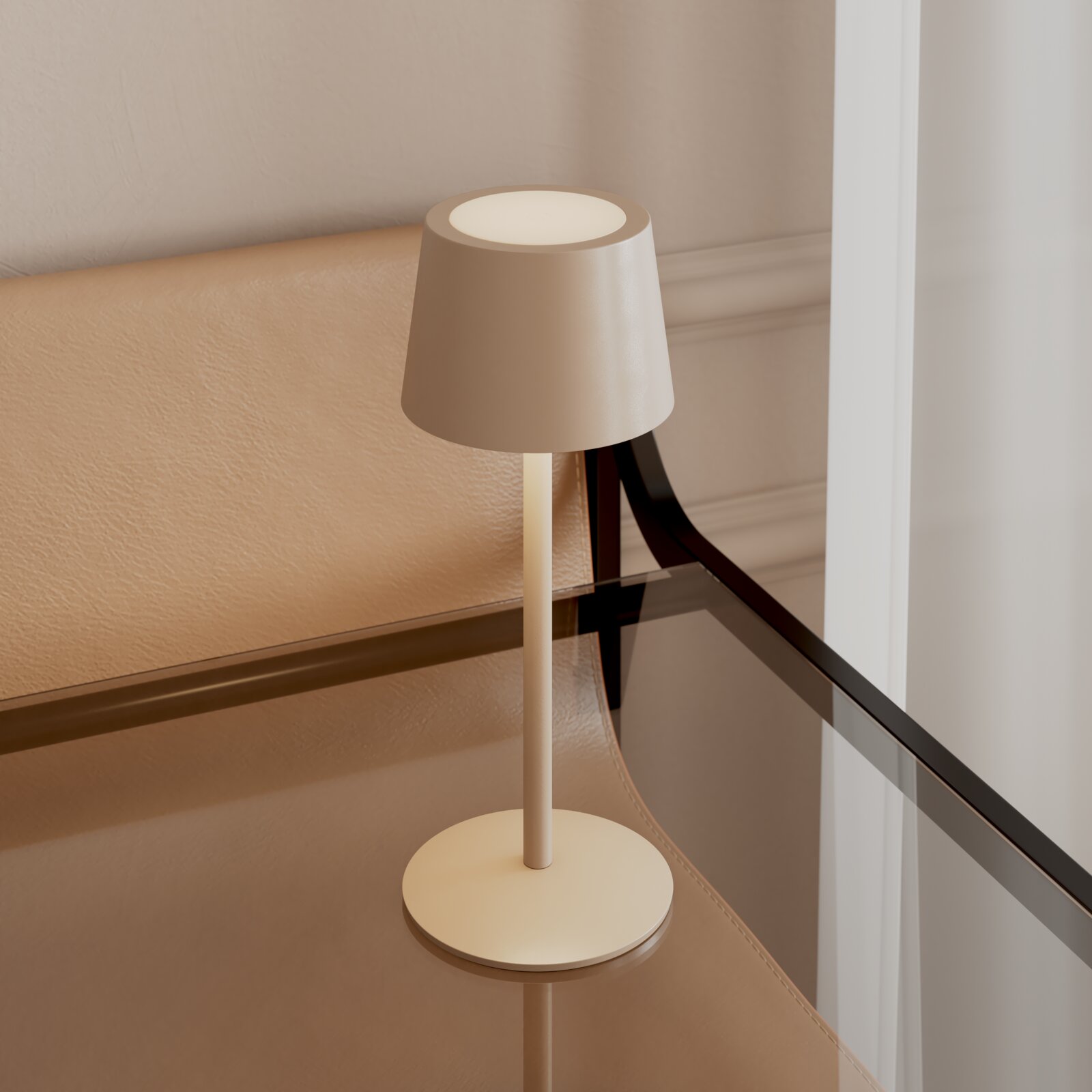 Beige, minimalistische led-tafellamp met een conische kap en een ronde voet op een glazen bijzettafeltje, gefotografeerd vanuit een licht bovenaanzicht/schuin aanzicht van voren