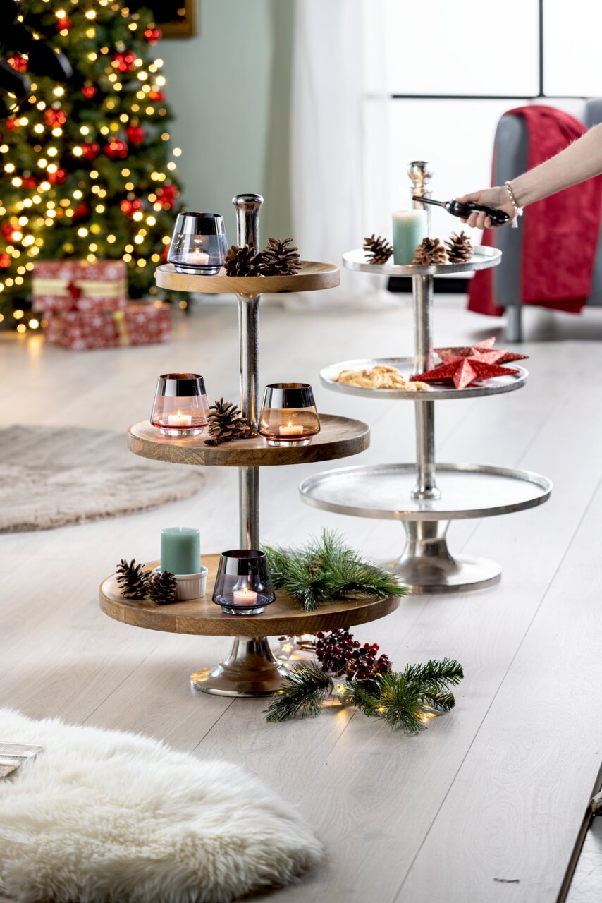 Zurbrüggen Etagere Etagere aus Aluminium mit drei Ebenen, dekoriert mit Kerzen und Tannenzapfen, im weihnachtlich geschmückten Wohnzimmer, seitliche Perspektive