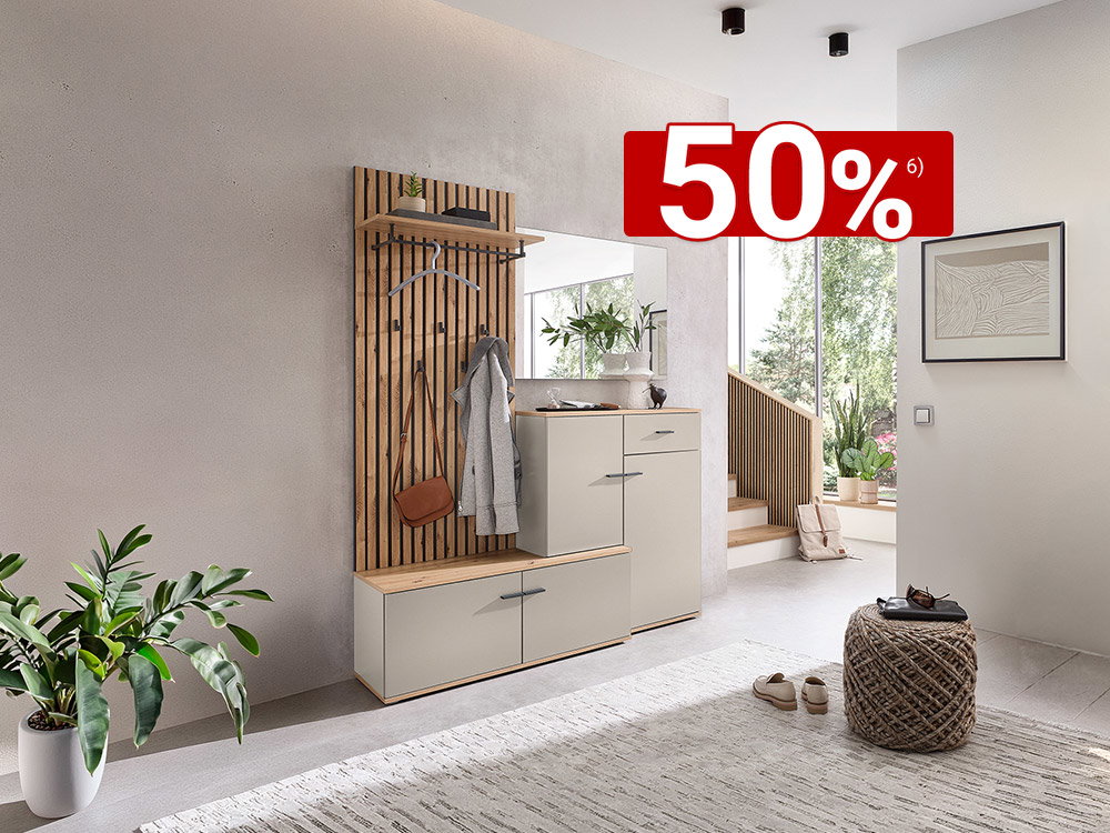 Moderne Garderobe mit Holzdetails, Sitzbank und Schuhschrank in hellem Eingangsbereich.