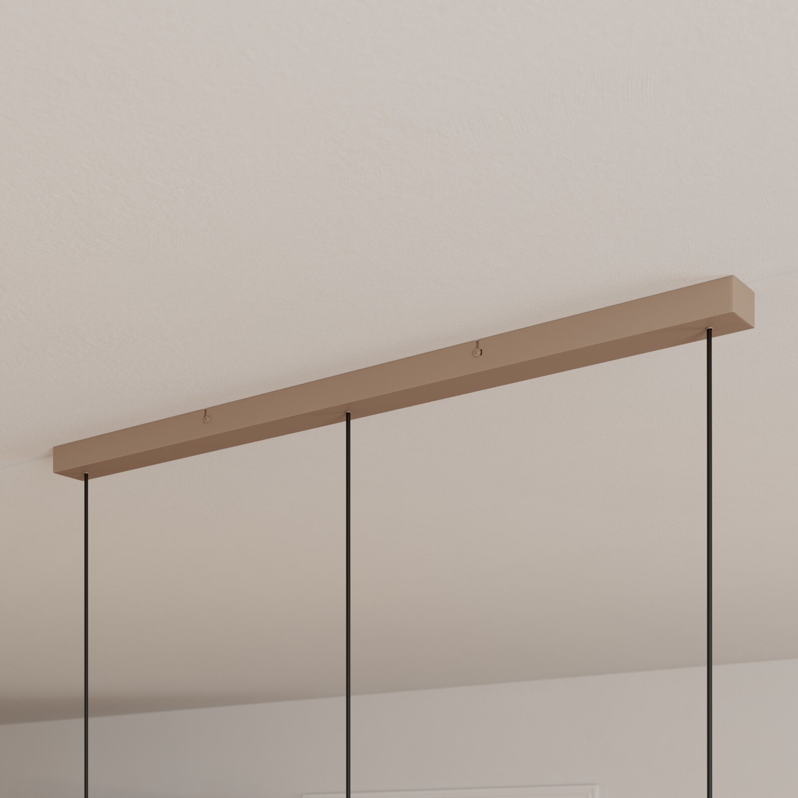 Lange, rechteckige Deckenbaldachin einer Pendelleuchte in Beige mit drei schwarzen Abhängungen, fotografiert aus schräger Untersicht (Blick nach oben) an der Zimmerdecke.