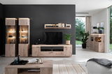 Moderne Wohnzimmermöbelkombination mit LED-Beleuchtung, bestehend aus Highboards, Sideboard und Wandregal in Holzoptik, frontal betrachtet.