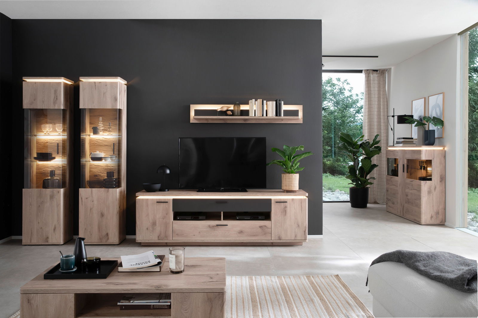 Zurbrüggen Highboard MODENA Moderne Wohnzimmermöbelkombination mit LED-Beleuchtung, bestehend aus Highboards, Sideboard und Wandregal in Holzoptik, frontal betrachtet.