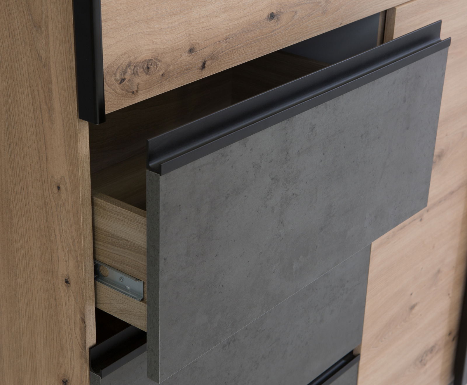 Nahaufnahme eines Schwebetürenschranks mit Holz- und Betonoptik, geöffnete Schublade, seitliche Perspektive