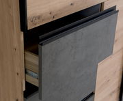 Nahaufnahme eines Schwebetürenschranks mit Holz- und Betonoptik, geöffnete Schublade, seitliche Perspektive