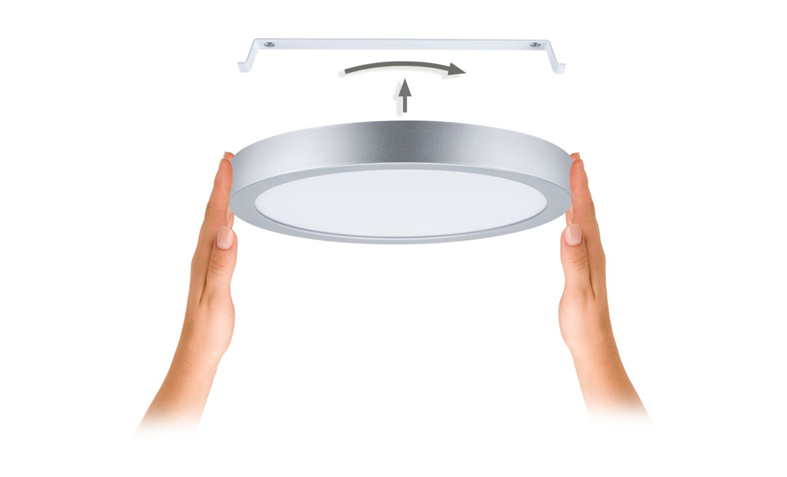 Runde LED-Deckenleuchte in Silber/Weiß wird von zwei Händen gehalten; Montagebügel darüber mit Pfeilen zur Drehmontage, Ansicht leicht von unten in Frontperspektive.