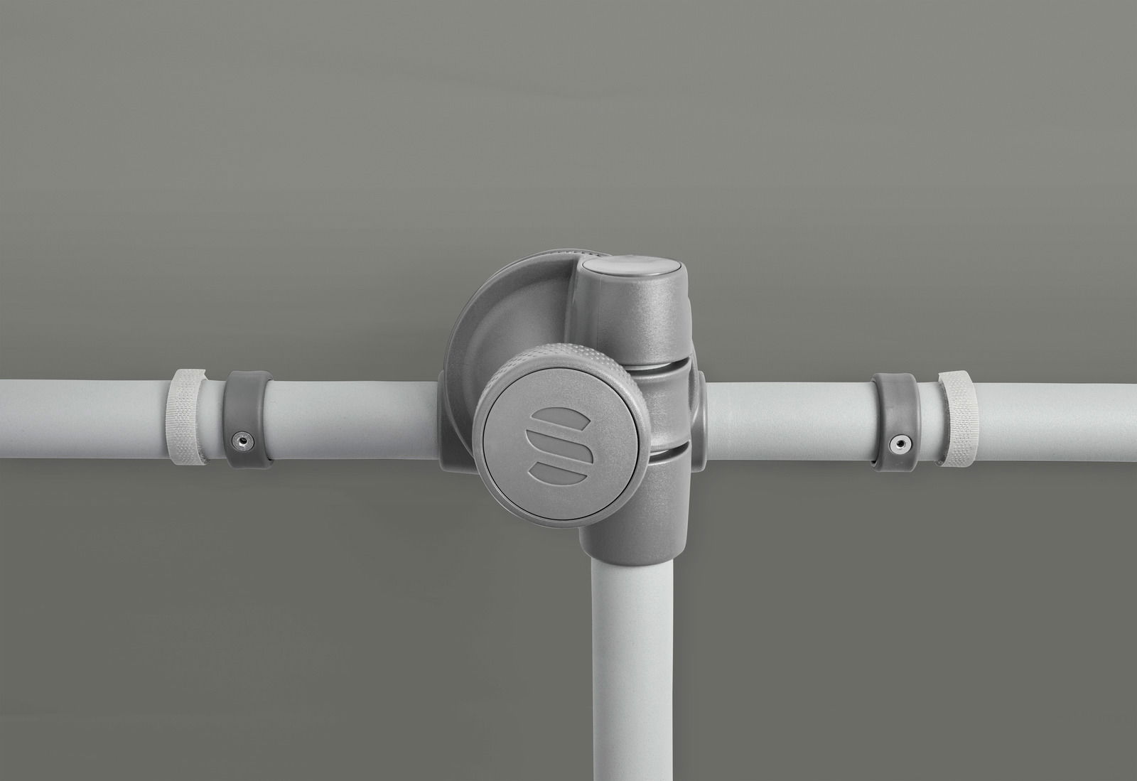 Nahaufnahme eines grauen Sonnenschirm-Gelenks mit seitlicher Perspektive.