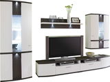 Moderne Wandkombination mit weißem Hochglanz-Finish, bestehend aus einem TV-Schrank, zwei Vitrinen und einem Wandregal, frontal betrachtet.