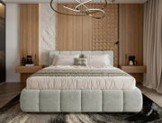 Modernes Polsterbettgestell in einem stilvollen Schlafzimmer mit Holzverkleidung und eleganter Beleuchtung, Vorderansicht.