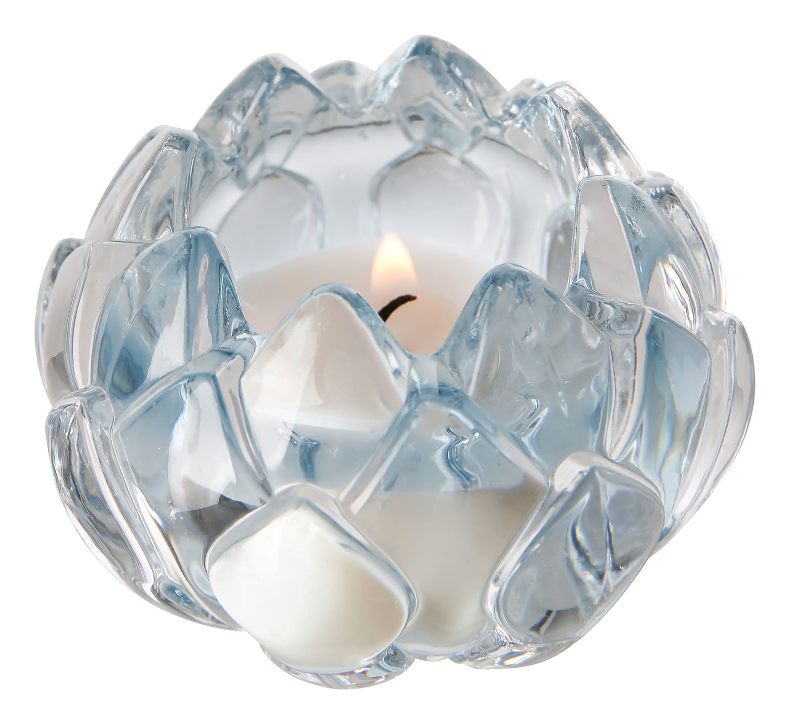 Teelichthalter aus mintfarbenem Glas in Nahaufnahme, mit brennendem Teelicht.