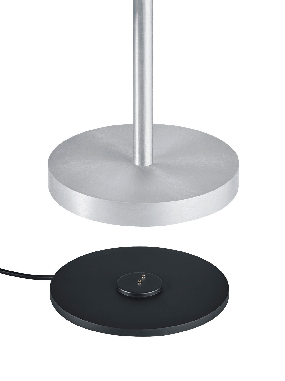 Nahaufnahme der Basis einer silbernen Akku-Tischleuchte GRAND SMOKE mit schwarzer Ladestation, seitliche Perspektive