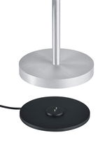 Nahaufnahme der Basis einer silbernen Akku-Tischleuchte GRAND SMOKE mit schwarzer Ladestation, seitliche Perspektive