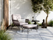 Relaxsessel-Set auf einer Terrasse mit Beistelltisch und Buddha-Statue, seitliche Perspektive