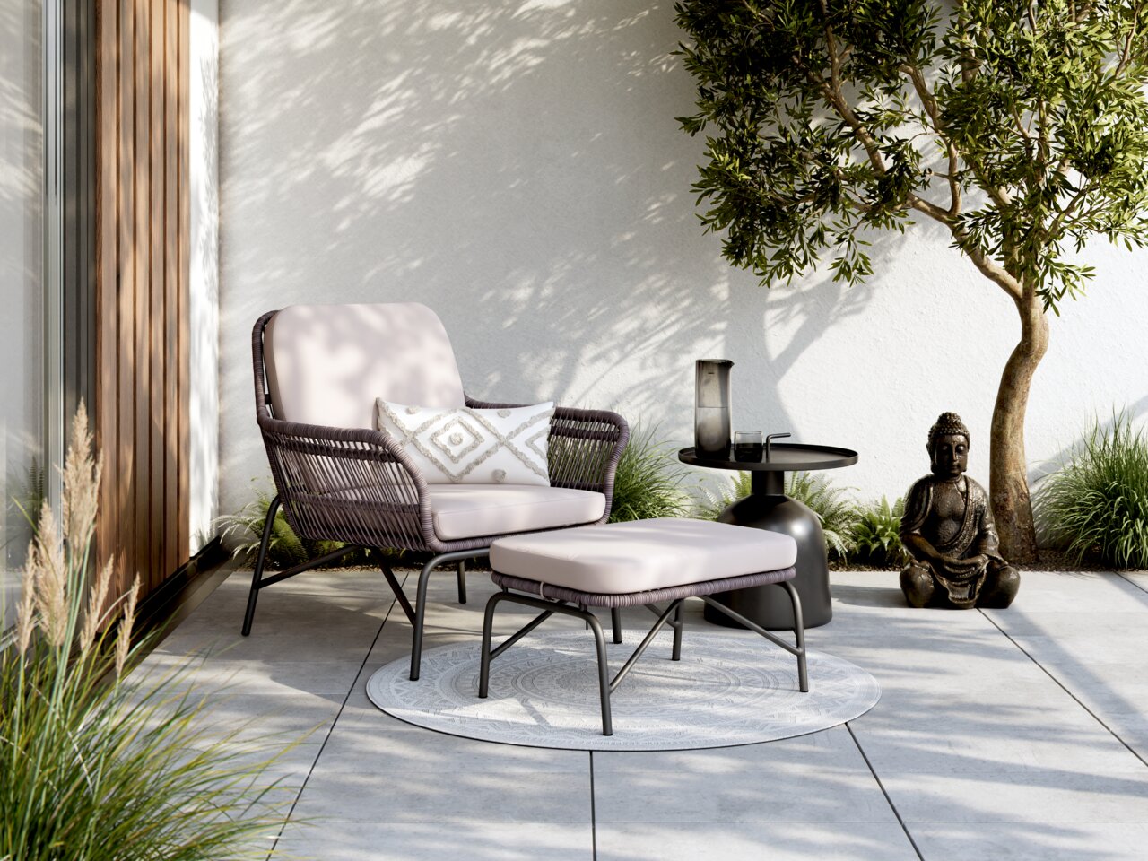 Relaxsessel-Set auf einer Terrasse mit Beistelltisch und Buddha-Statue, seitliche Perspektive