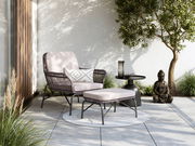 Relaxsessel-Set auf einer Terrasse mit Beistelltisch und Buddha-Statue, seitliche Perspektive