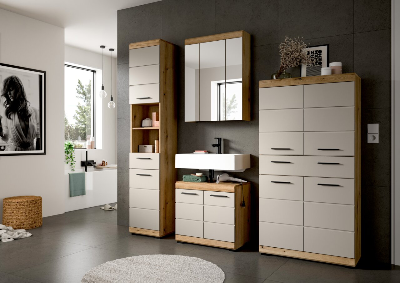 Modernes Badezimmermöbel-Set in Holzoptik mit hellen Fronten: Hochschrank, Spiegelschrank, Waschtisch-Unterschrank und großer Stauraumschrank, frontal in leichter Schrägansicht von vorn fotografiert.