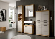 Modernes Badezimmermöbel-Set in Holzoptik mit hellen Fronten: Hochschrank, Spiegelschrank, Waschtisch-Unterschrank und großer Stauraumschrank, frontal in leichter Schrägansicht von vorn fotografiert.