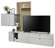 Moderne Wandkombination mit grauen Schränken, Holzpaneel und großem Fernseher, seitliche Perspektive