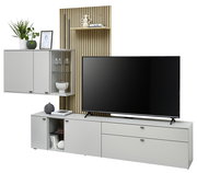 Moderne Wandkombination mit grauen Schränken, Holzpaneel und großem Fernseher, seitliche Perspektive