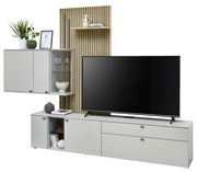 Moderne Wandkombination mit grauen Schränken, Holzpaneel und großem Fernseher, seitliche Perspektive