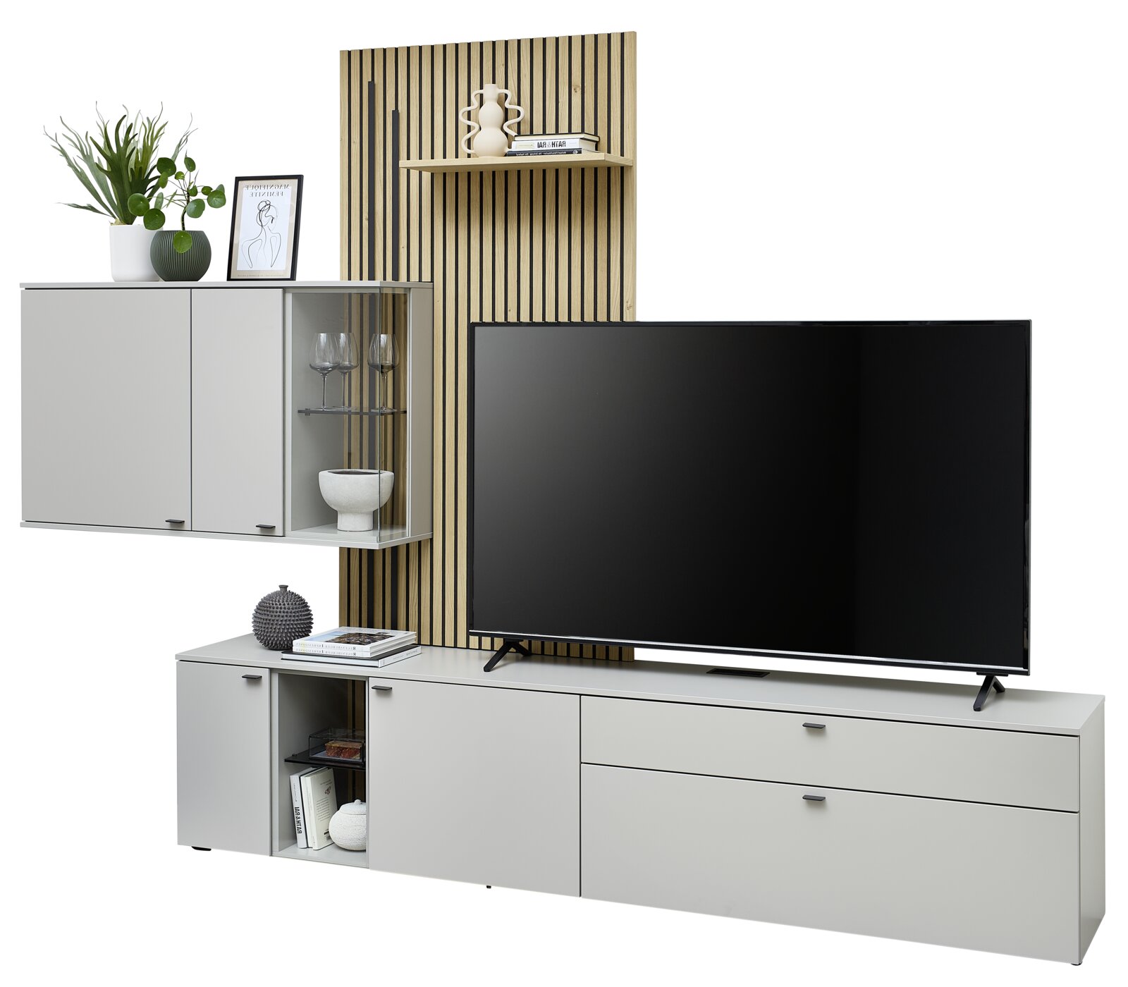 Moderne Wandkombination mit grauen Schränken, Holzpaneel und großem Fernseher, seitliche Perspektive