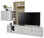 Moderne wandcombinatie met grijze kasten, houten lambrisering en een grote tv, zijaanzicht