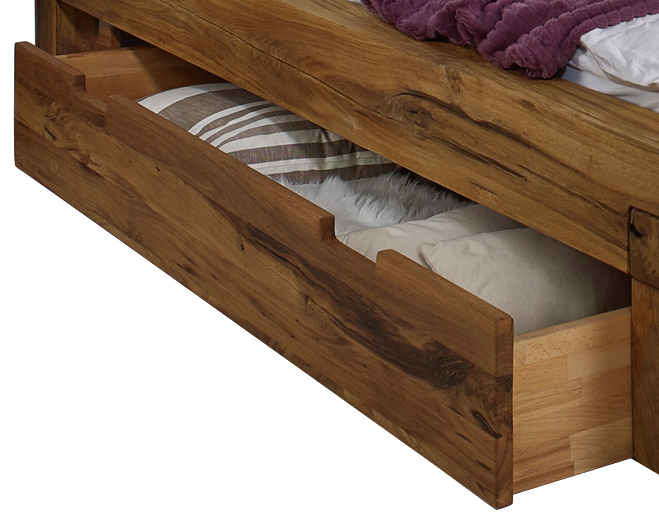 Linea Natura Lade HORST Holz-Schubkasten unter einem Bett, teilweise geöffnet, mit Bettwäsche gefüllt, seitliche Perspektive