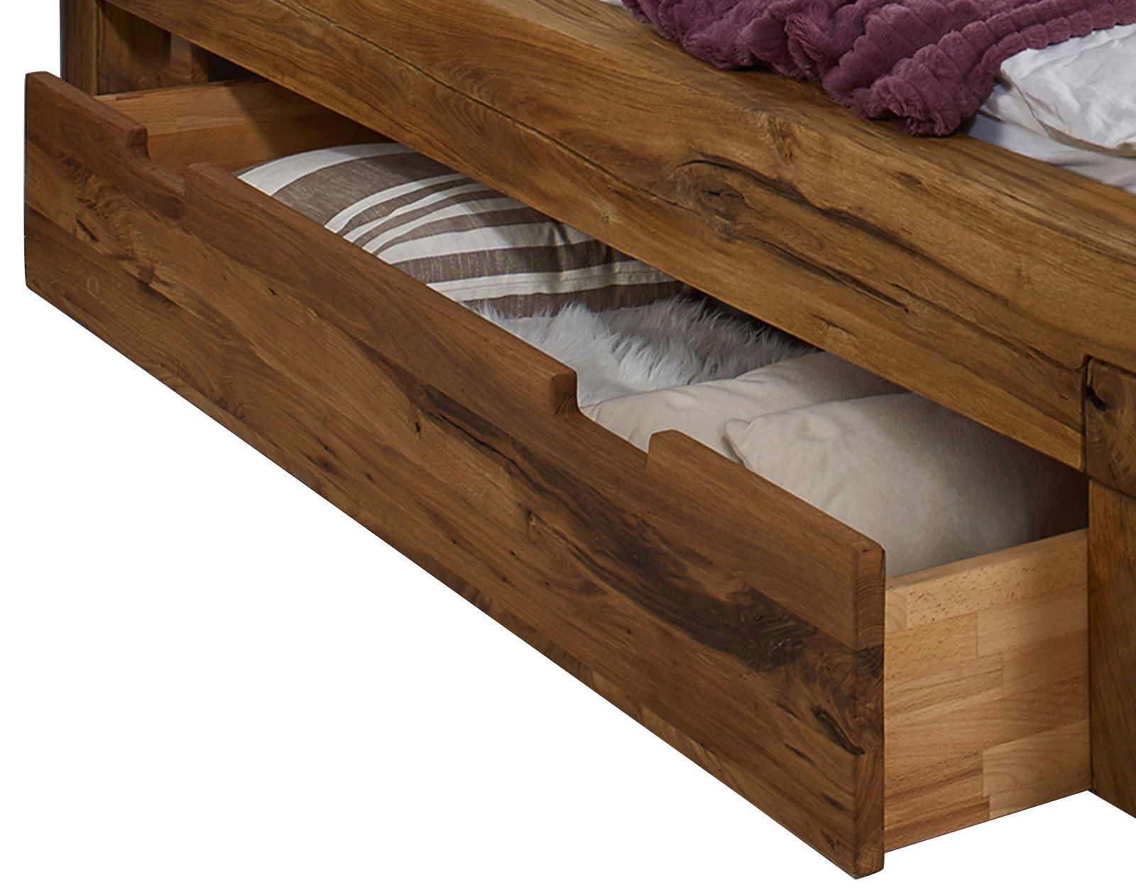 Holz-Schubkasten unter einem Bett, teilweise geöffnet, mit Bettwäsche gefüllt, seitliche Perspektive