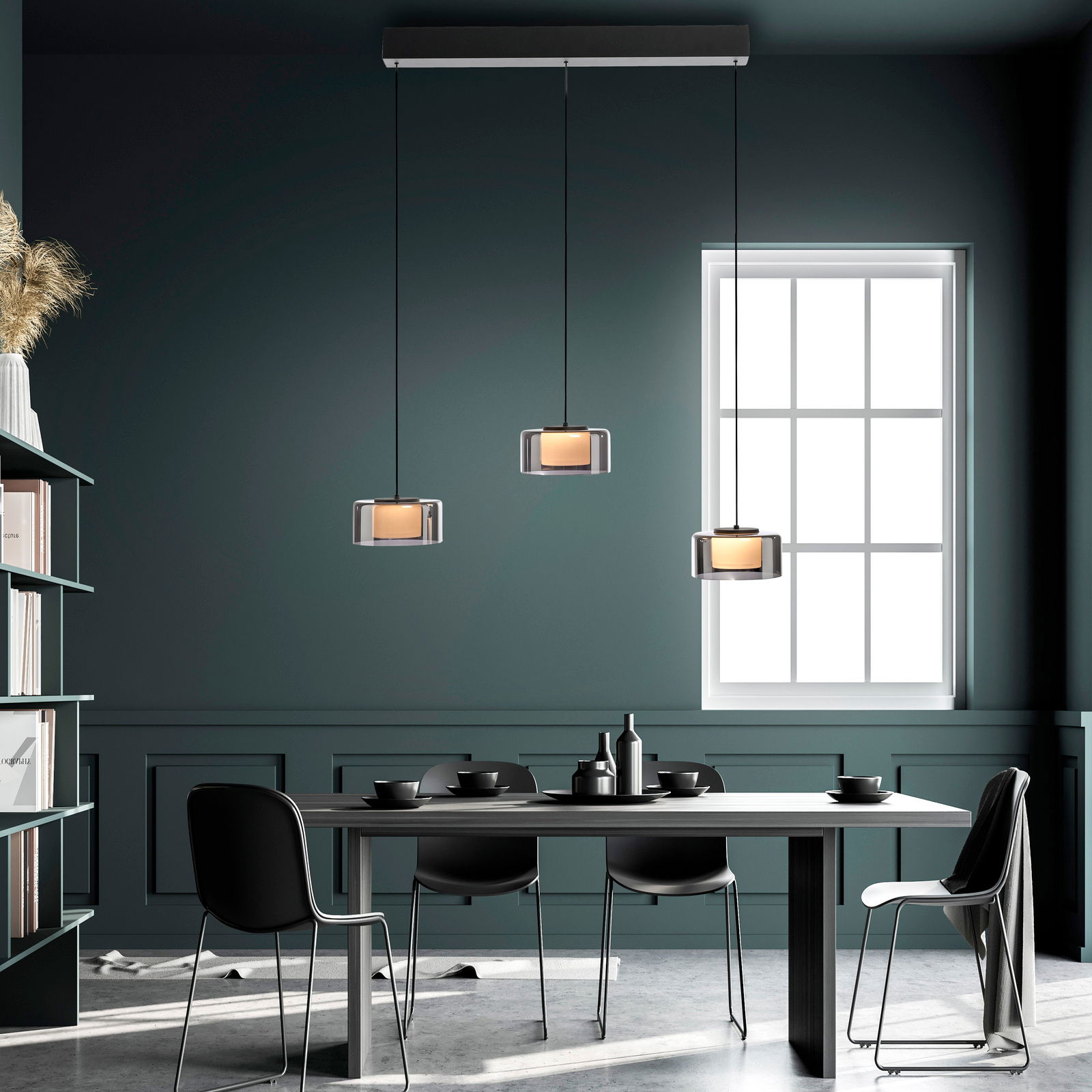 Moderne Pendelleuchte RIKA in einem stilvollen Esszimmer, dreifach von der Decke hängend, mit elegantem Design und warmem Licht, seitliche Perspektive.