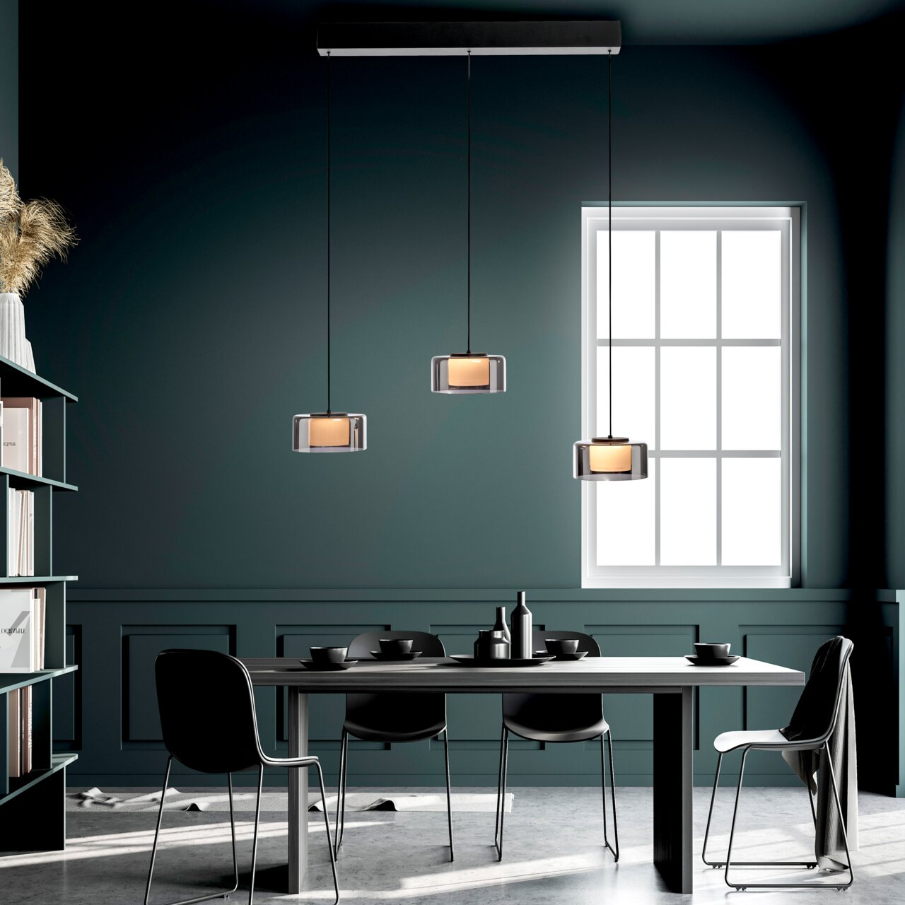 Moderne hanglamp RIKA in een stijlvolle eetkamer, driemaal aan het plafond opgehangen, met een elegant ontwerp en warm licht, zijaanzicht.