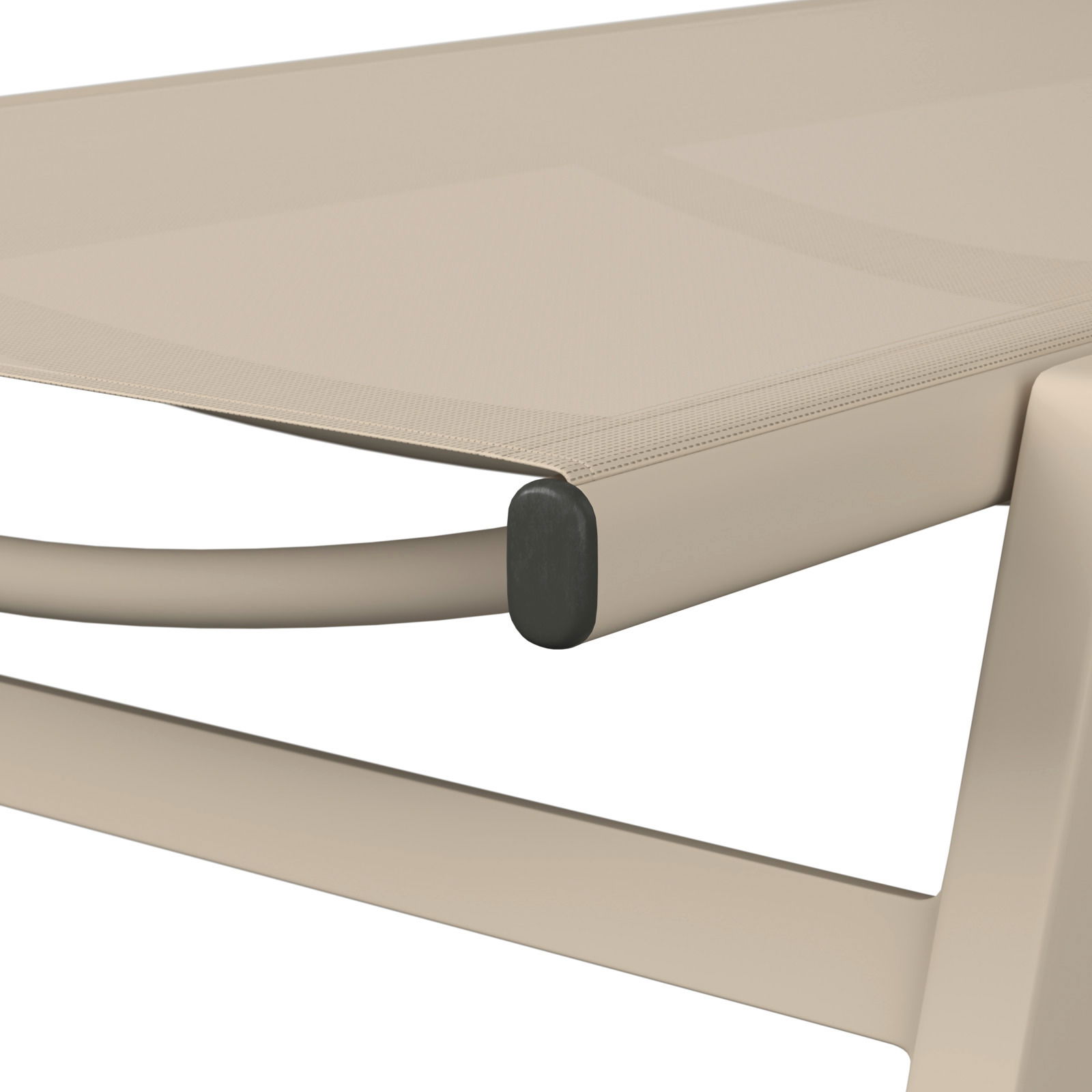 Nahaufnahme einer Sonnenliege aus beigem Material mit abgerundeten Kanten, seitliche Perspektive