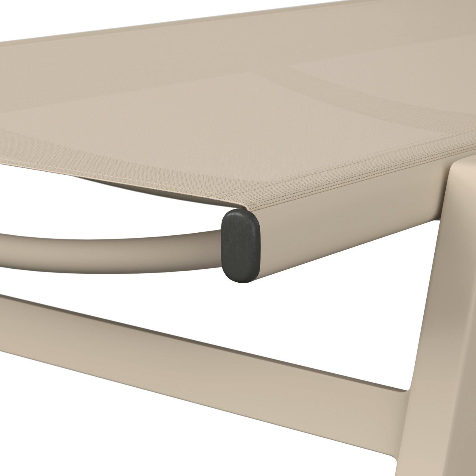 Nahaufnahme einer Sonnenliege aus beigem Material mit abgerundeten Kanten, seitliche Perspektive