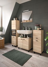 Moderner Badschrank aus Holz in einem stilvollen Badezimmer, seitliche Perspektive