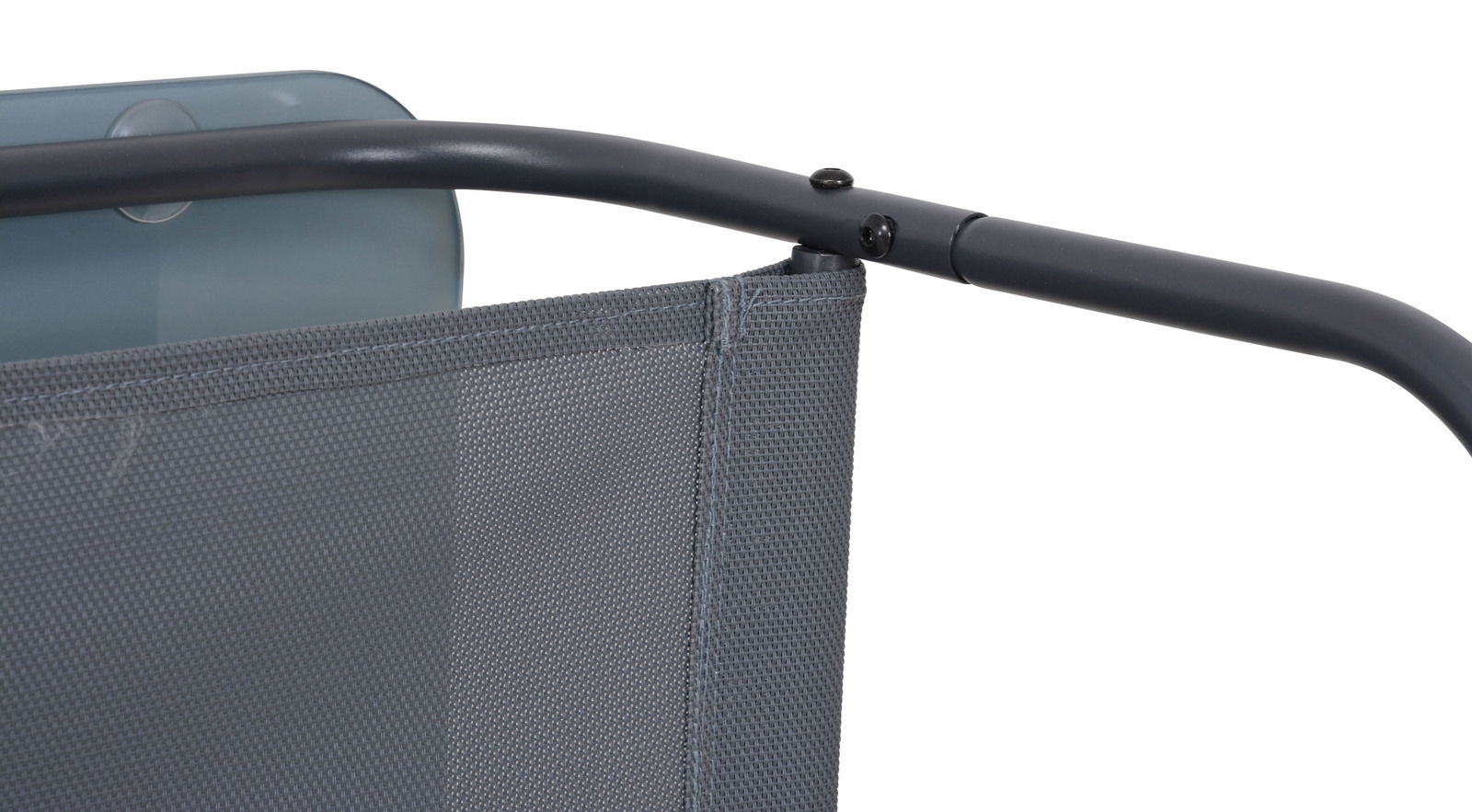 Nahaufnahme eines Teils einer Loungegarnitur mit grauem Stoff und schwarzem Metallrahmen.