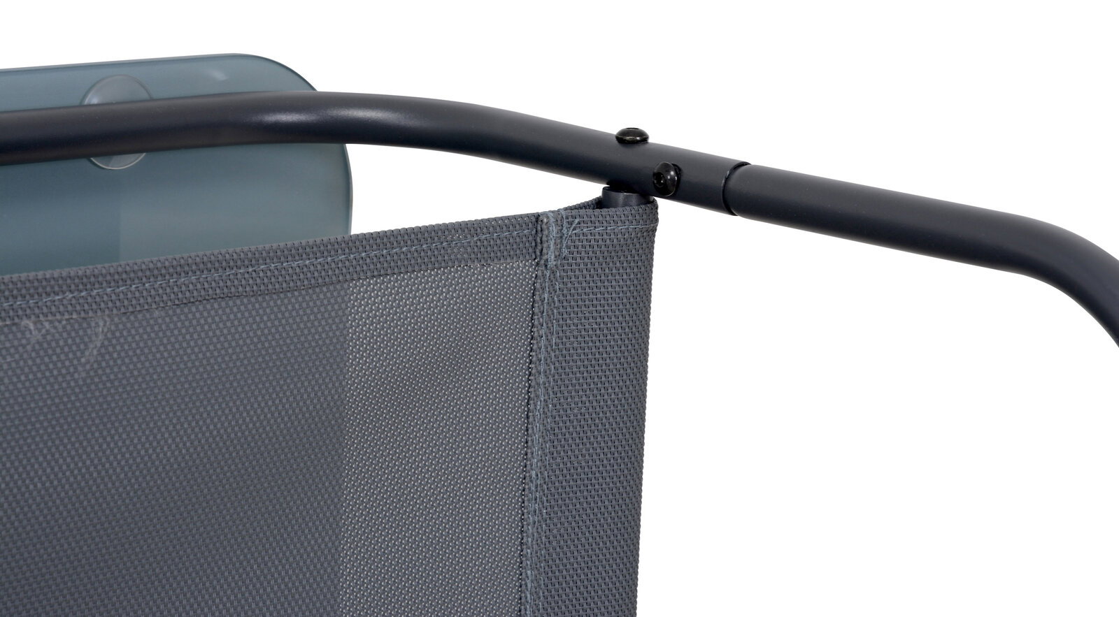 Nahaufnahme eines Teils einer Loungegarnitur mit grauem Stoff und schwarzem Metallrahmen.