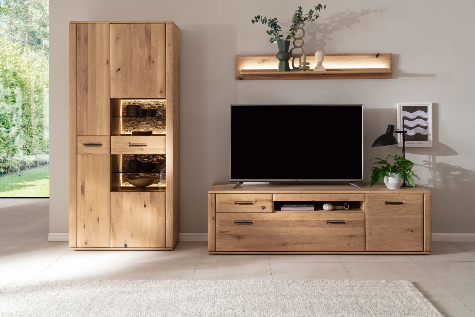 Moderne Wandkombination aus Holz mit Schrank, TV-Möbel und Regal, frontal betrachtet.