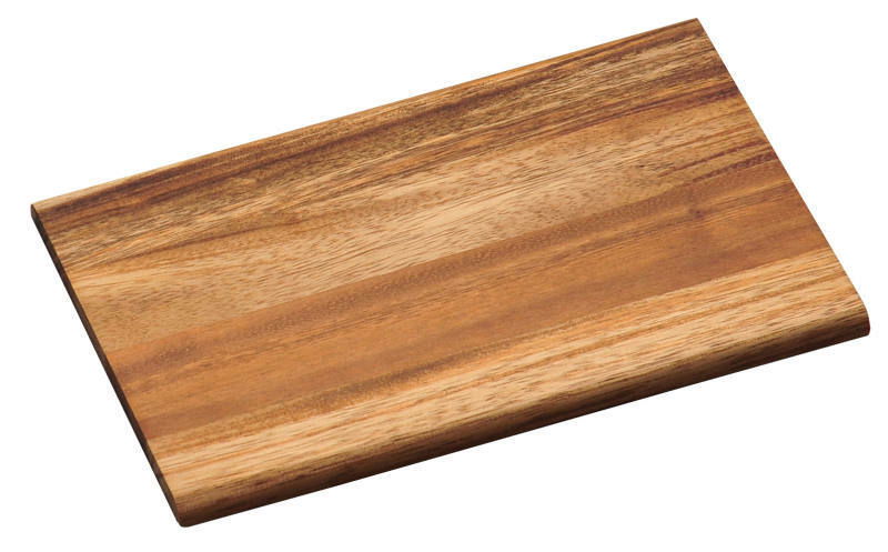 Holz-Frühstücksbrett in rechteckiger Form, aus einer schrägen Perspektive fotografiert.