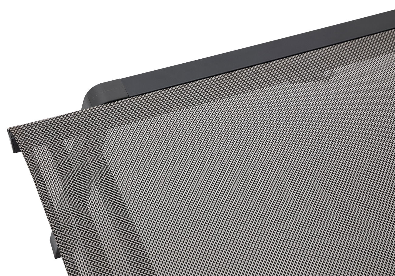 Nahaufnahme einer Gartenliege mit schwarzem Metallrahmen und grauem Netzgewebe, von oben betrachtet.