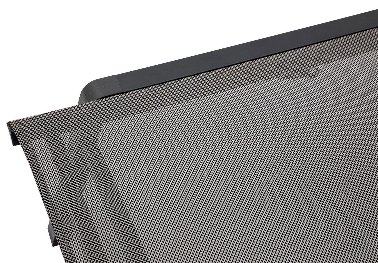 Nahaufnahme einer Gartenliege mit schwarzem Metallrahmen und grauem Netzgewebe, von oben betrachtet.