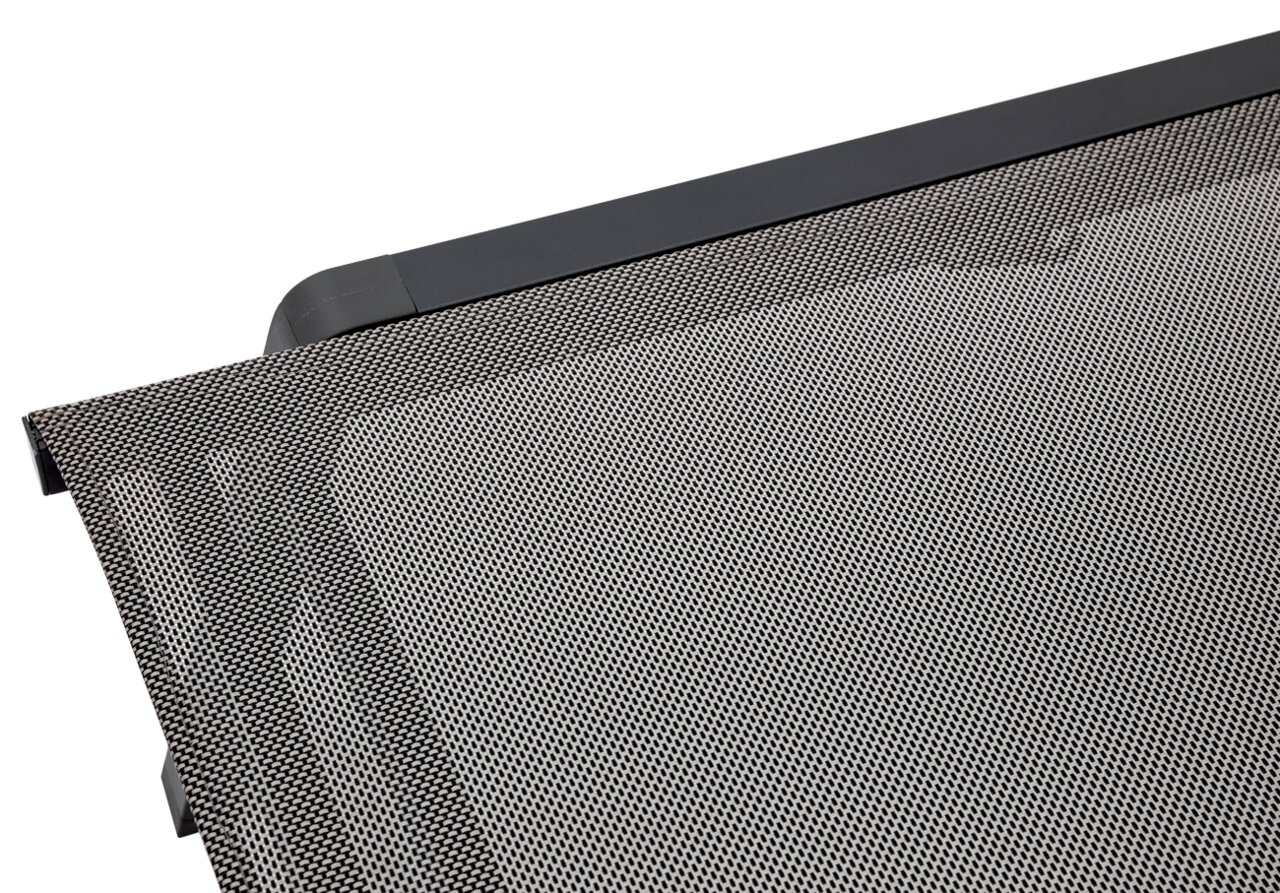 Nahaufnahme einer Gartenliege mit schwarzem Metallrahmen und grauem Netzgewebe, von oben betrachtet.