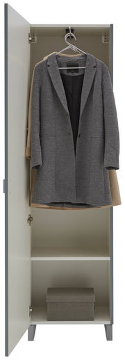 Offener Garderobenschrank mit zwei hängenden Mänteln und einer Aufbewahrungsbox im unteren Fach, Frontalansicht.