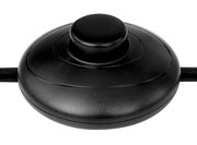 Nahaufnahme eines schwarzen Fußschalters für eine Stehleuchte