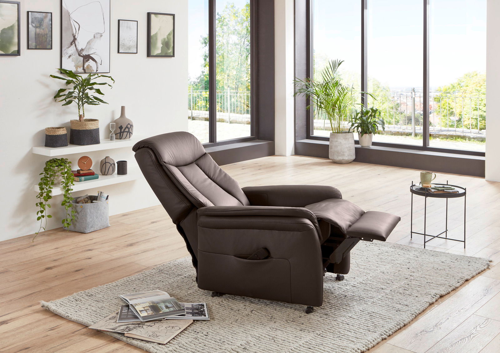 Moderner brauner Relax-Sessel in einem hellen Wohnzimmer mit großen Fenstern, seitliche Perspektive