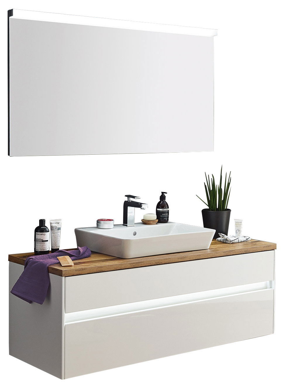 Moderne Badkombination mit großem Spiegel, Waschbecken und Unterschrank aus Holz und Weiß, seitliche Perspektive.