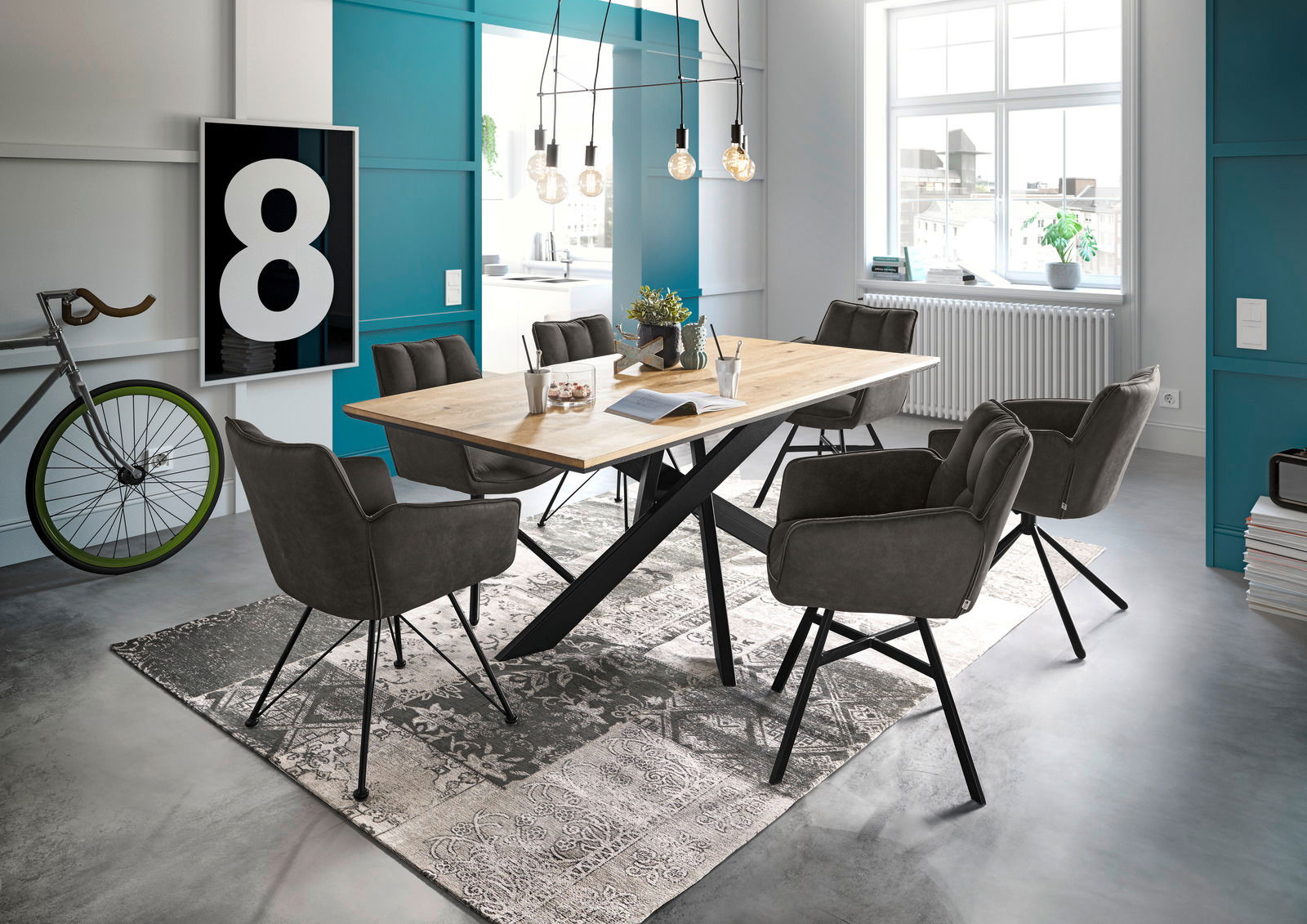 Esszimmer mit modernem Holztisch und sechs drehbaren Armlehnstühlen der Serie FRISCO von Set One by Musterring, seitliche Perspektive.