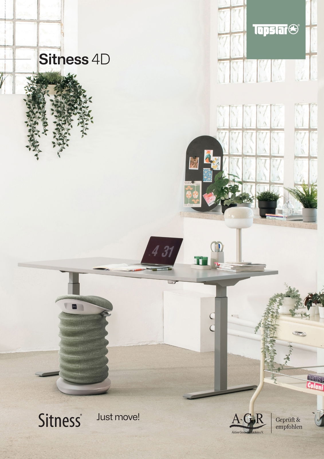Moderner Aktiv-Sitz in einem hellen Büro mit Pflanzen und einem höhenverstellbaren Schreibtisch, seitliche Perspektive.