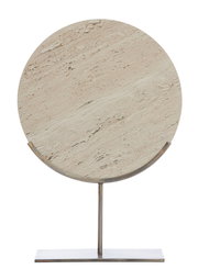 Rundes Ornament aus Stein auf einem Metallständer, frontal fotografiert.