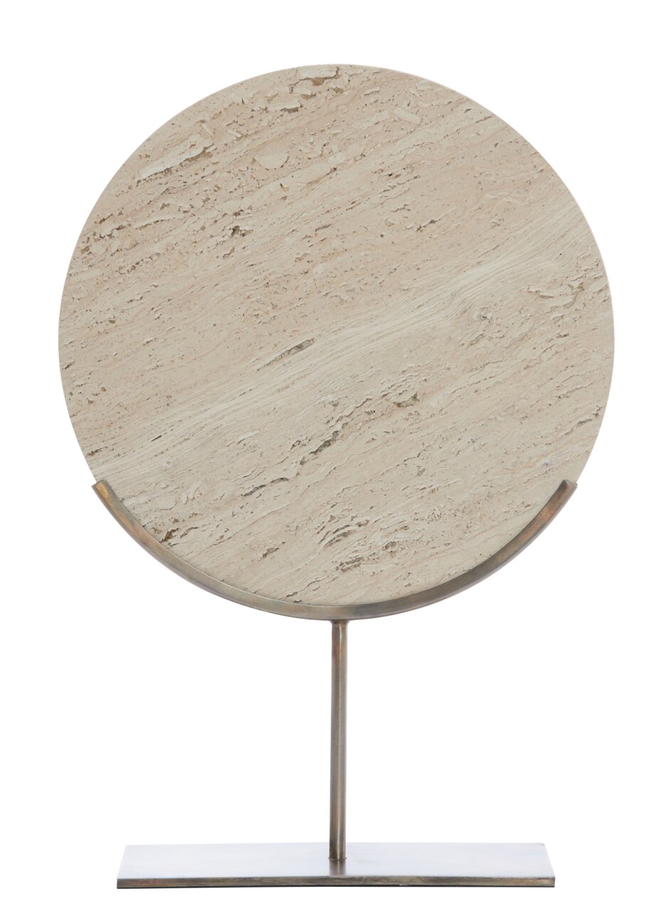 Rundes Ornament aus Stein auf einem Metallständer, frontal fotografiert.