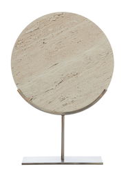 Rundes Ornament aus Stein auf einem Metallständer, frontal fotografiert.