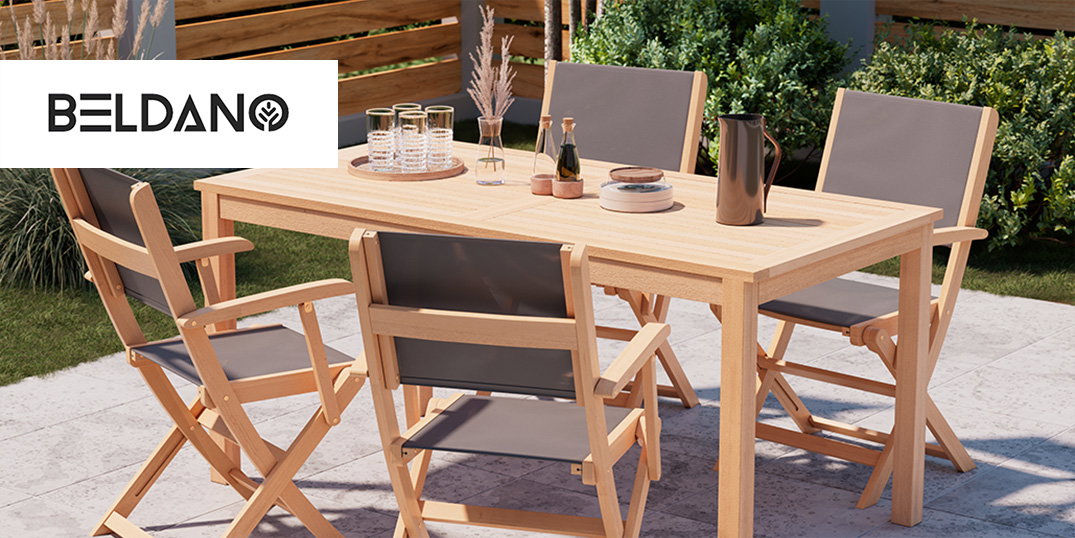 Er staat een houten tuintafel met zes stoelen op een terras met veel groen.