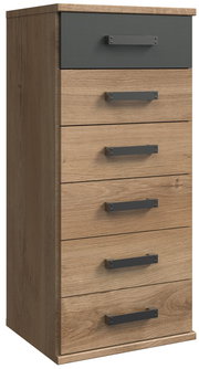 Holzkommode mit sechs Schubladen, davon eine in dunkler Farbe, seitliche Perspektive